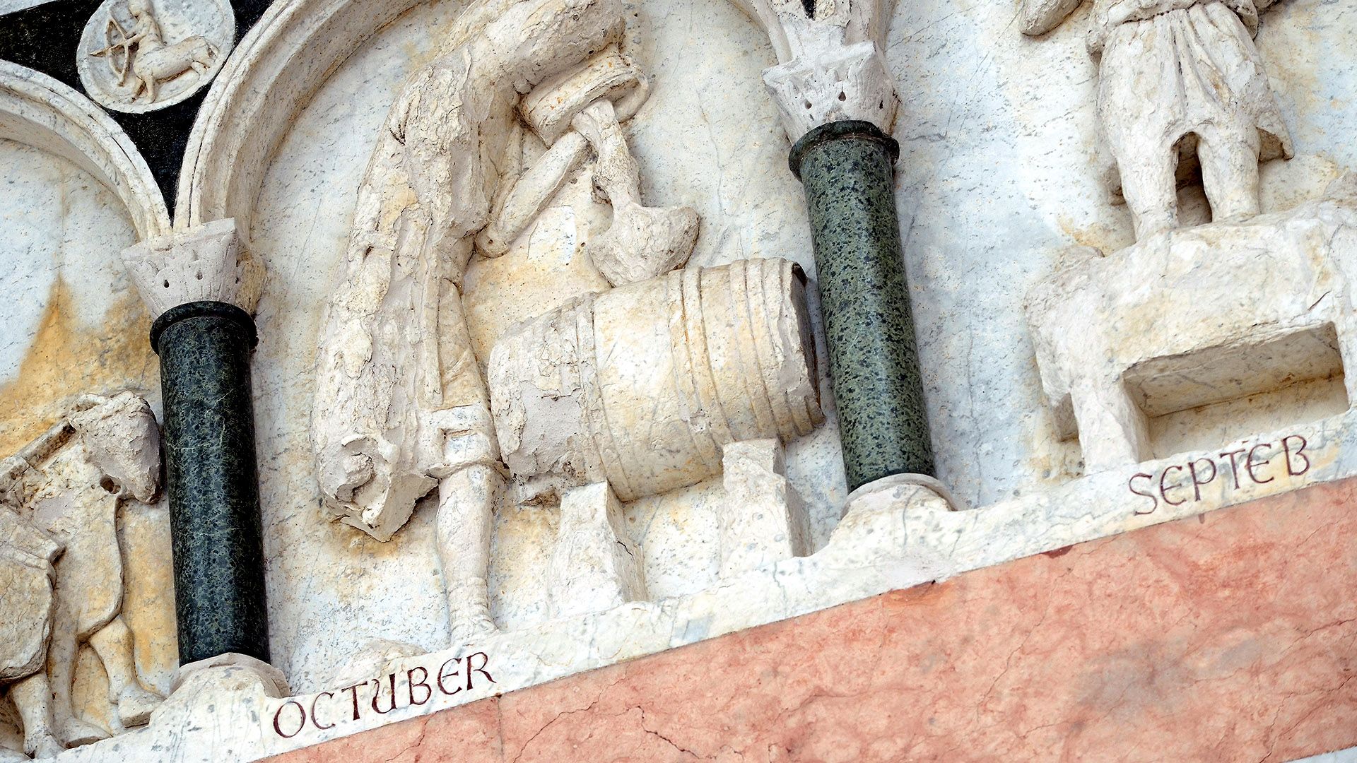 ottobre svina nelle formelle di san martino di lucca