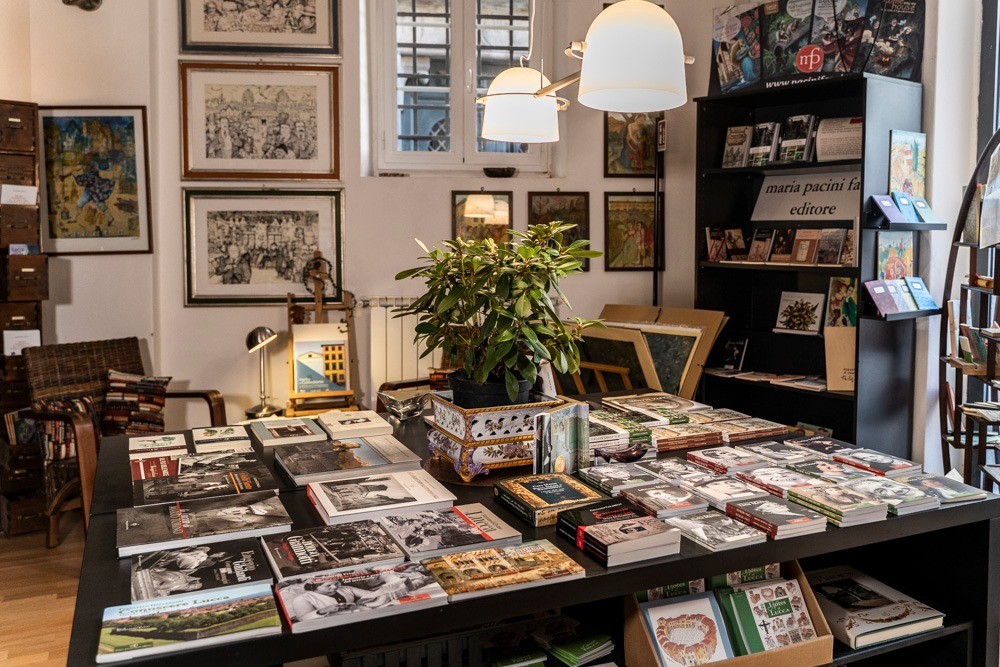 interno della libreria della casa editrice maria pacini fazzi