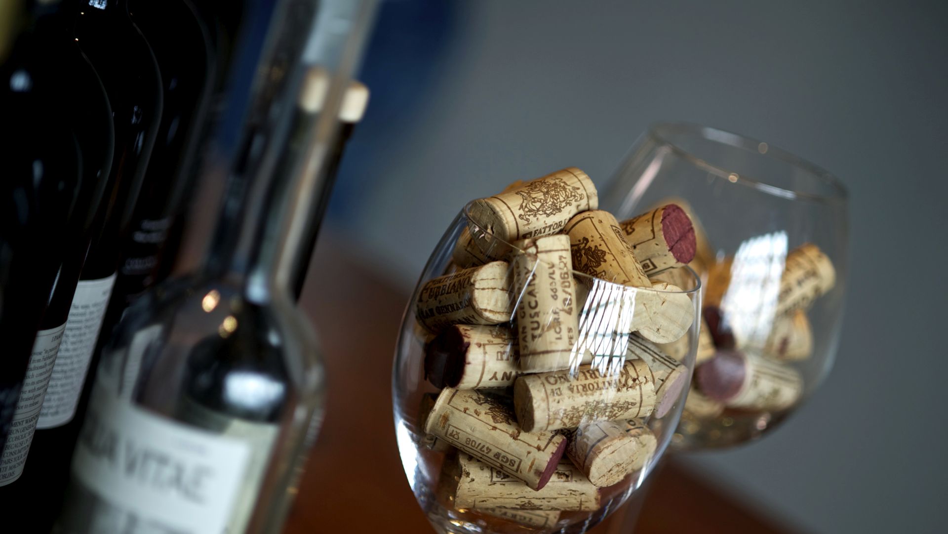 une bouteille de vin et un gobelet rempli de bouchons.