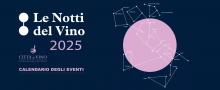 visual notti del vino - una luna rosa in un cielo blu e le città del vino d'italia congiunte come fossero costellazioni